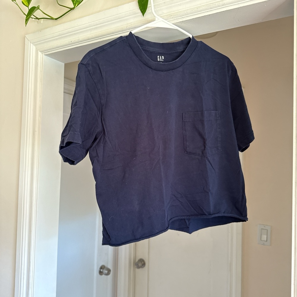 Cropped Gap navy everyday soft t-shirt with pocket size small